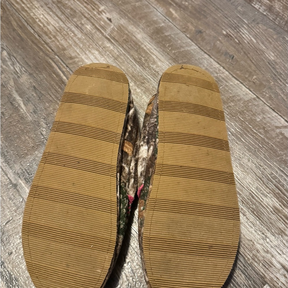 Realtree Pink and Brown Camouflage Slippers - Picture 2 of 2